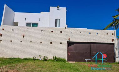 Casa en renta vacacional para 14 personas. Terraza con alberca privada, jardín y salida a la laguna