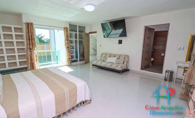 Casa en renta vacacional para 14 personas. Terraza con alberca privada, jardín y salida a la laguna