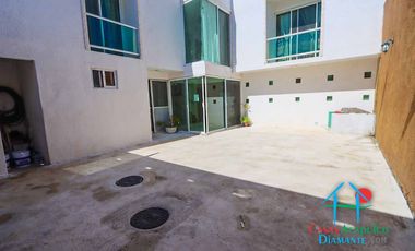 Casa en renta vacacional para 14 personas. Terraza con alberca privada, jardín y salida a la laguna