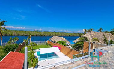 Casa en renta vacacional para 14 personas. Terraza con alberca privada, jardín y salida a la laguna