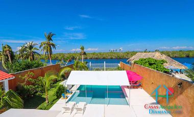 Casa en renta vacacional para 14 personas. Terraza con alberca privada, jardín y salida a la laguna