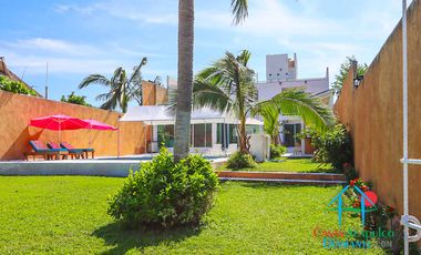 Casa en renta vacacional para 14 personas. Terraza con alberca privada, jardín y salida a la laguna