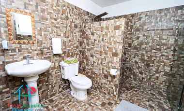 Casa en renta vacacional para 14 personas. Terraza con alberca privada, jardín y salida a la laguna