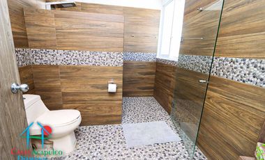 Casa en renta vacacional para 14 personas. Terraza con alberca privada, jardín y salida a la laguna