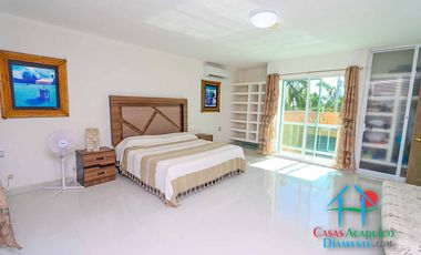 Casa en renta vacacional para 14 personas. Terraza con alberca privada, jardín y salida a la laguna