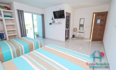 Casa en renta vacacional para 14 personas. Terraza con alberca privada, jardín y salida a la laguna