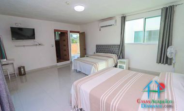 Casa en renta vacacional para 14 personas. Terraza con alberca privada, jardín y salida a la laguna