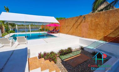 Casa en renta vacacional para 14 personas. Terraza con alberca privada, jardín y salida a la laguna