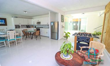 Casa en renta vacacional para 14 personas. Terraza con alberca privada, jardín y salida a la laguna
