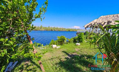 Casa en renta vacacional para 14 personas. Terraza con alberca privada, jardín y salida a la laguna