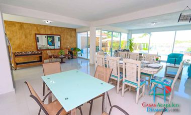 Casa en renta vacacional para 14 personas. Terraza con alberca privada, jardín y salida a la laguna