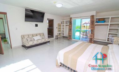 Casa en renta vacacional para 14 personas. Terraza con alberca privada, jardín y salida a la laguna