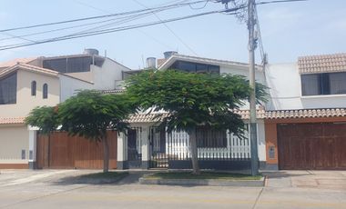VENDO LINDA CASA TRADICIONAL A 2cuadras del PENTAGONITO . SAN BORJA. 5 dorm.