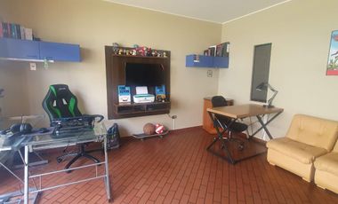 VENDO LINDA CASA TRADICIONAL A 2cuadras del PENTAGONITO . SAN BORJA. 5 dorm.