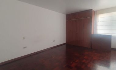 VENDO LINDA CASA TRADICIONAL A 2cuadras del PENTAGONITO . SAN BORJA. 5 dorm.