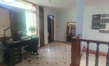 VENDO LINDA CASA TRADICIONAL A 2cuadras del PENTAGONITO . SAN BORJA. 5 dorm.