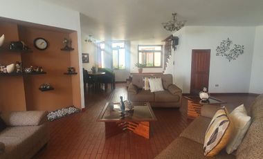 VENDO LINDA CASA TRADICIONAL A 2cuadras del PENTAGONITO . SAN BORJA. 5 dorm.
