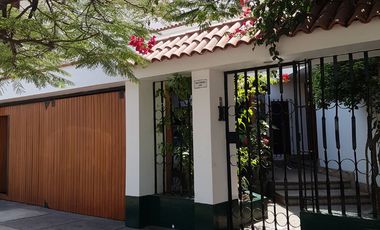 VENDO LINDA CASA TRADICIONAL A 2cuadras del PENTAGONITO . SAN BORJA. 5 dorm.