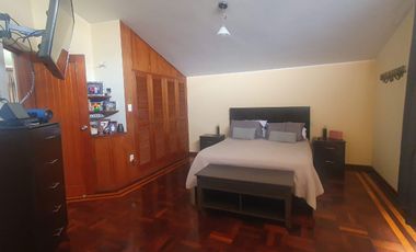 VENDO LINDA CASA TRADICIONAL A 2cuadras del PENTAGONITO . SAN BORJA. 5 dorm.