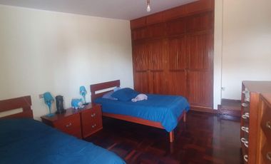 VENDO LINDA CASA TRADICIONAL A 2cuadras del PENTAGONITO . SAN BORJA. 5 dorm.