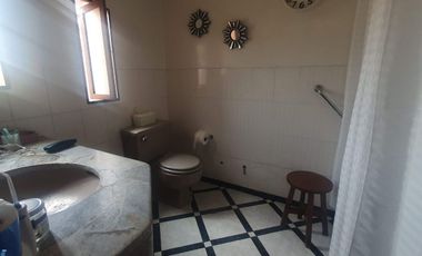 VENDO LINDA CASA TRADICIONAL A 2cuadras del PENTAGONITO . SAN BORJA. 5 dorm.