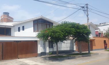 VENDO LINDA CASA TRADICIONAL A 2cuadras del PENTAGONITO . SAN BORJA. 5 dorm.