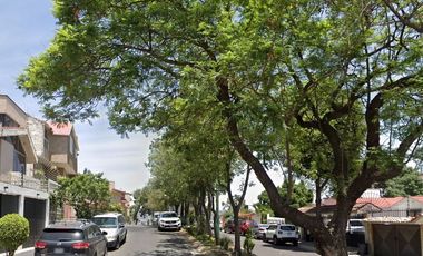 Hermosa y amplia casa de remate bancario en Las Arboledas, Ciudad López Mateos, Atizapán!