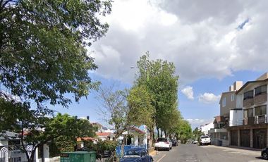 Hermosa y amplia casa de remate bancario en Las Arboledas, Ciudad López Mateos, Atizapán!