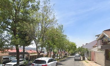Hermosa y amplia casa de remate bancario en Las Arboledas, Ciudad López Mateos, Atizapán!