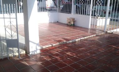 VENDO HERMOSA CASA PLANA CON APATARTAESTUDIO AL LADO EN PARAISO