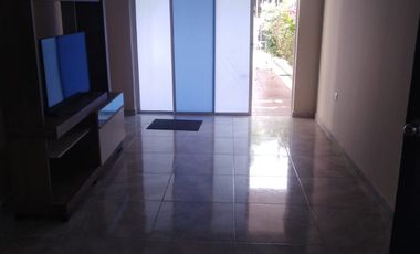 VENDO HERMOSA CASA PLANA CON APATARTAESTUDIO AL LADO EN PARAISO