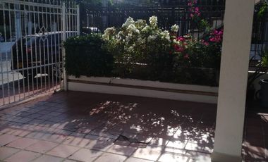 VENDO HERMOSA CASA PLANA CON APATARTAESTUDIO AL LADO EN PARAISO