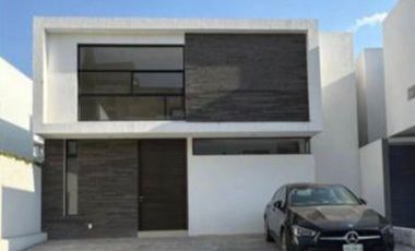 Vendo casa en Juriquilla Condesa con recámara en PB $4,400,000