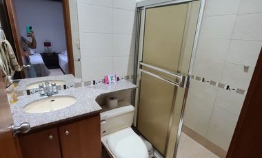 Kennedy Norte, Alquilo moderno departamento de 2 dormitorios cada uno con baño
