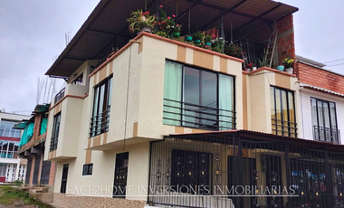CASA ESQUINERA CON GARAJE CUBIERTO DOS APARTAMENTOS INDEPENDIENTES EN VENTA