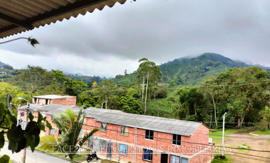 CASA ESQUINERA CON GARAJE CUBIERTO DOS APARTAMENTOS INDEPENDIENTES EN VENTA