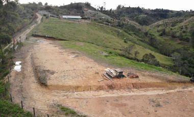 SE VENDEN LOTES EN LA VIA SAN VICENTE DE FERRER SECTOR CHAPARRAL