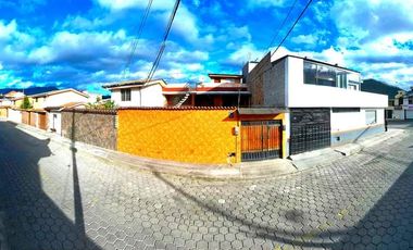 Otavalo - Hermosa y Versátil casa en venta en zona muy comercial
