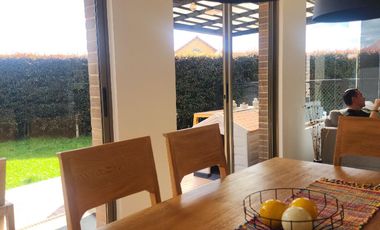 Casa de dos (2) pisos, 181 metros, 3 habitaciones, habitacion servicio, 4 baños,el baño de la habitacion principal tiene tina,  dos perbolas, paviment