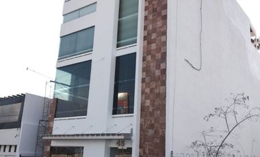 RENTO EDIFICIO DE 1000M2, EN AV. JUAN PABLO II, CON 23 0FICINAS, CON 13 BAÑOS, COCHERA PARA 10 AUTOS