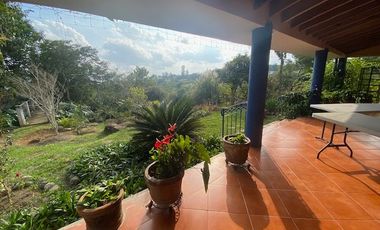 Propiedad con Casa principal, Casa de Trabajadores y amplia extensión de Terreno. A 12 mins de plaza americas, para donde crece xalapa, entre el chico