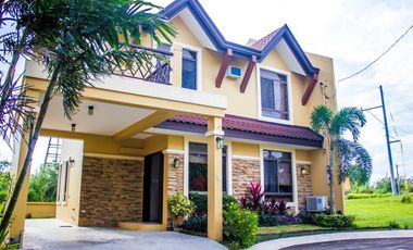 Delight in a luxurious villa along the fairway for Lease in Silang, Cavite