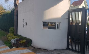 METEPEC, EDOMEX CASA EQUIPADA PARA EJECUTIVOS  DENTRO DE FRACCIONAMIENTO CON EXCELENTE UBICACION
