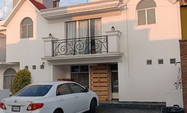 METEPEC, EDOMEX CASA EQUIPADA PARA EJECUTIVOS  DENTRO DE FRACCIONAMIENTO CON EXCELENTE UBICACION