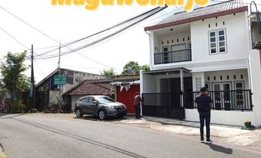 DIJUAL RUMAH ATAU TEMPAT USAHA 2 LANTAI TEPI JALAN  DI MAGUWOHARJO