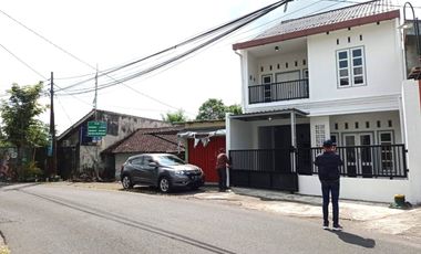 DIJUAL RUMAH ATAU TEMPAT USAHA 2 LANTAI TEPI JALAN  DI MAGUWOHARJO