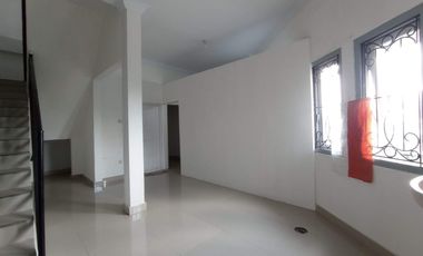 DIJUAL RUMAH ATAU TEMPAT USAHA 2 LANTAI TEPI JALAN  DI MAGUWOHARJO