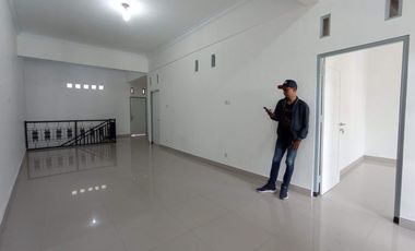 DIJUAL RUMAH ATAU TEMPAT USAHA 2 LANTAI TEPI JALAN  DI MAGUWOHARJO