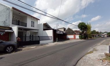 DIJUAL RUMAH ATAU TEMPAT USAHA 2 LANTAI TEPI JALAN  DI MAGUWOHARJO