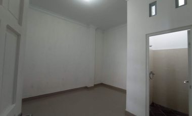 DIJUAL RUMAH ATAU TEMPAT USAHA 2 LANTAI TEPI JALAN  DI MAGUWOHARJO